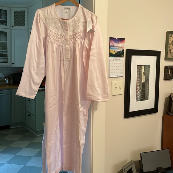 Miss Elaine gown and Robe. NEW - Picture 5 of 7